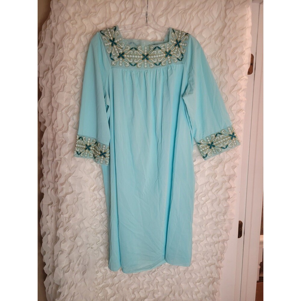 Vintage Gossard Artemis  Large Night Gown,beautiful Detailing!